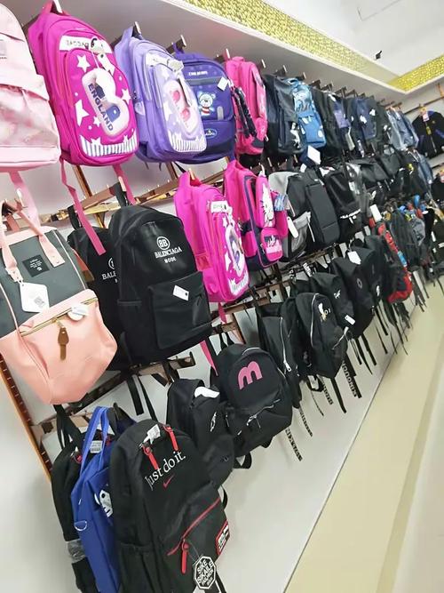 大富豪服装购物广场经营项目:男装 女装 童装 鞋帽 针织床品 玩具等